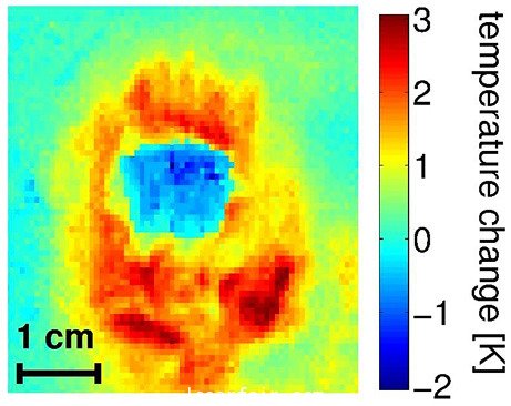 這張紅外照片顯示的是用激光進行冷卻后的氣體（藍色）以及它四周的金屬間（紅色和黃色）的溫度變化。在用一特種激光束進行了30秒的脈沖照射后，與它的容器相比，氣體的溫度下降了幾度。