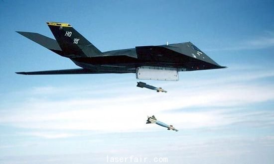 資料圖：F-117投下兩枚激光制導(dǎo)炸彈。