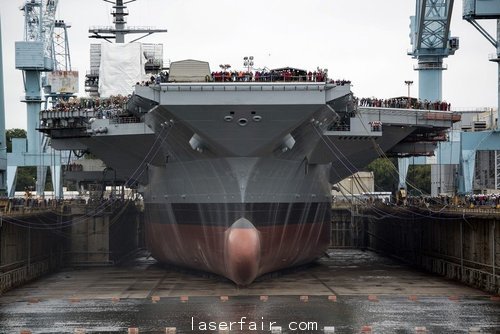 資料圖：美國海軍“福特”號航母在船塢放水。